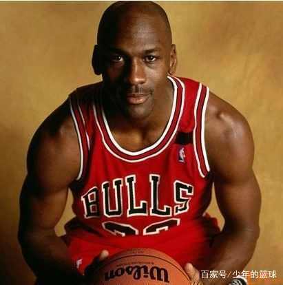 杨瀚森带女友赴美引发争议，好友崔永熙称其应专注篮球，网友支持其在球场表现。（杨瀚森携女友赴美引热议：崔永熙建议专注篮球，网友力挺其场上表现）