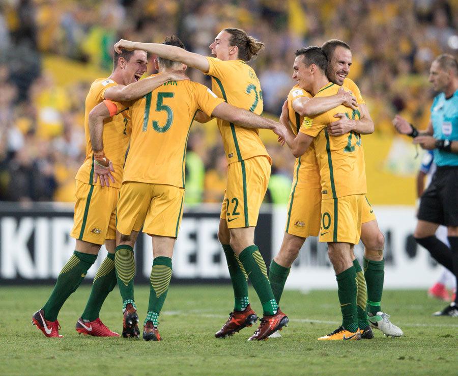 官方：巴塞罗那竞技后卫法雷右膝韧带损伤，将缺阵三到四个月（官宣：巴塞罗那竞技后卫法雷右膝韧带受损，预计伤缺3至4个月）