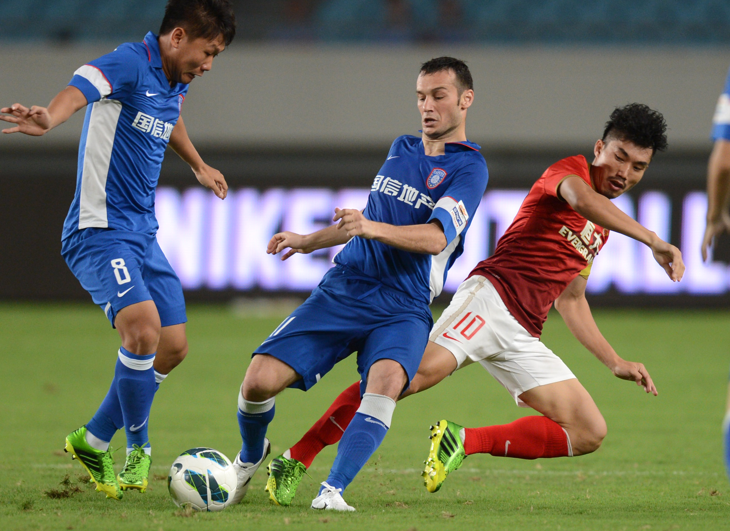 美媒晒图盛赞威少：他在国王，就好像一辆布加迪停在贫民窟（美媒发图大赞威少：在国王阵中，他像贫民窟里的布加迪）