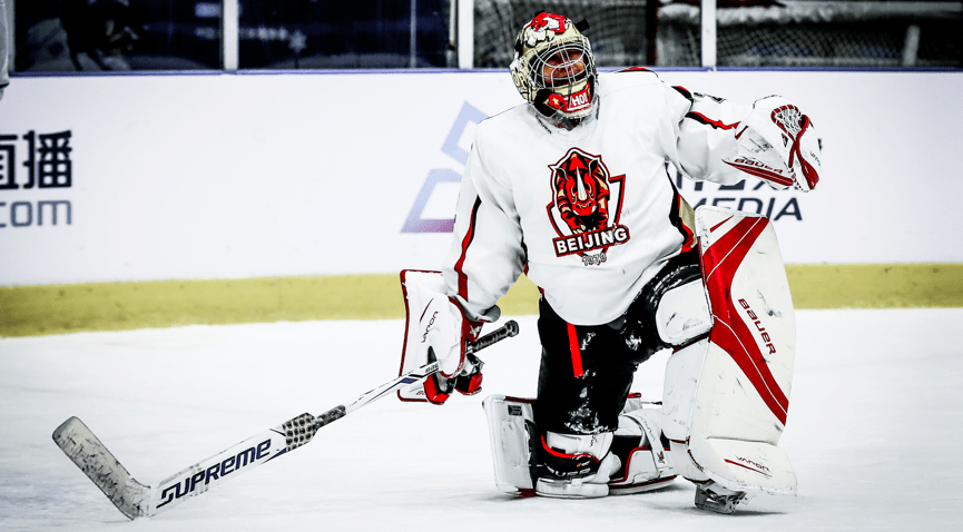😎这人谁啊（摘掉墨镜）🥺号召力这么强！（这位是谁？摘下墨镜一看，号召力爆棚！）