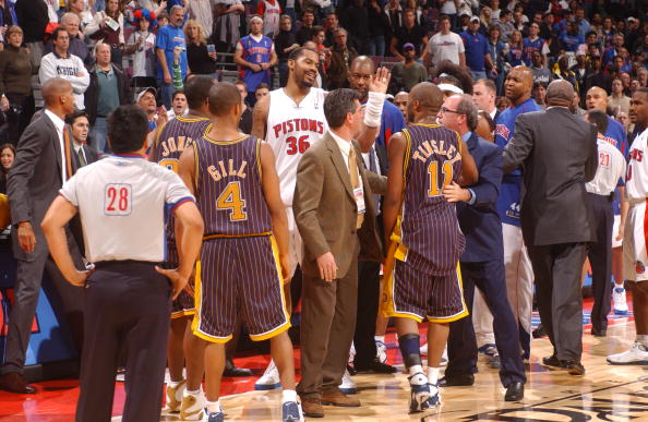 欧文突破防守连续得分（欧文强势冲击防线连连得手）