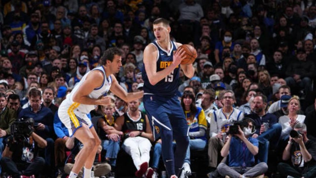 记者：梅西到诺坎普后请求工作人员入场许可，巴萨欣然同意（记者称梅西抵达诺坎普先向工作人员申请入场，巴萨爽快放行）