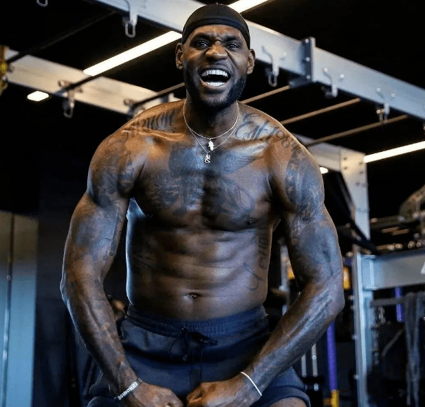 25球追平C罗，姆巴佩是赛季前20场进球最多的皇马球员（姆巴佩赛季前20场斩获25球，追平C罗居皇马同期进球榜首）