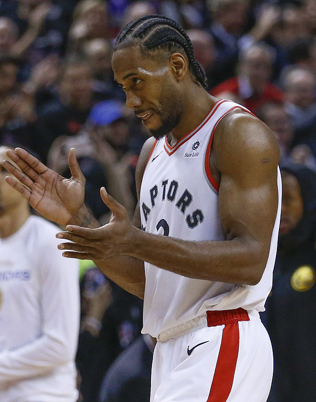 TA：在麦克拉伦执教牙买加时，他曾自掏腰包为工作人员买机票（TA：麦克拉伦执教牙买加期间曾自费为工作人员购机票）